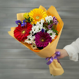 Букет из гербер, кустовых хризантем и альстромерий