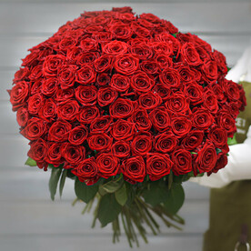Букет из 101 красной розы (Россия) с лентой 60 см