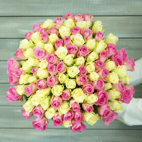 Букет из 101 белой и розовой розы Кения 40 см.