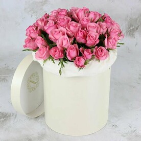 51 розовая роза в шляпной коробке, Кения