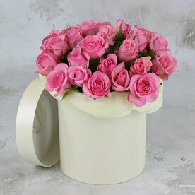 25 розовых роз в шляпной коробке, Кения