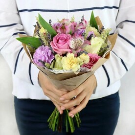 Букет из роз с пшеницей и лавандой в крафте