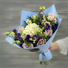 Букет из сиреневых роз, гортензии и лизиантусов