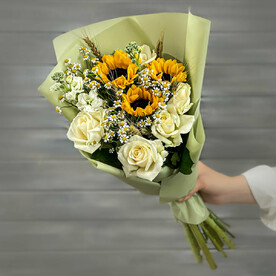 Букет из подсолнухов, роз и ромашек