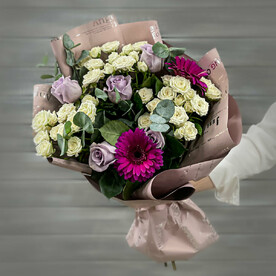 Букет из сиреневых и белых роз с герберами