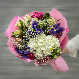 Букет из гортензии, ирисов, альстромерий и роз