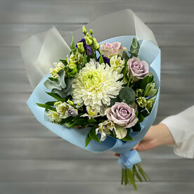 Букет из хризантемы, сиреневых роз и альстромерий