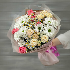 Букет из кустовых хризантем и роз с ромашками