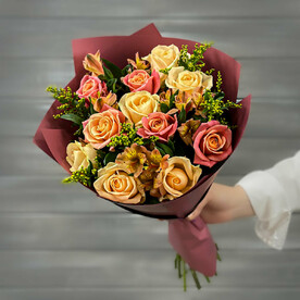 Букет из коралловых и кремовых роз с альстромериями