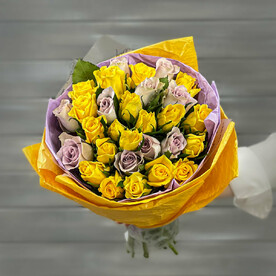 Букет из желтых и сиреневых роз