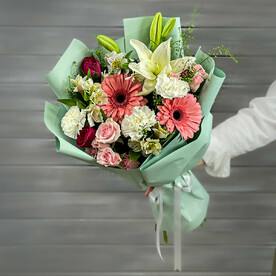 Букет из гербер, роз и лилий