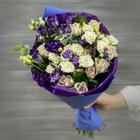 Букет из эустом, маттиол и роз