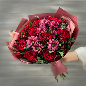 Букет из кустовых хризантем, роз и альстромерий