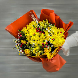 Букет из желтых кустовых хризантем и роз