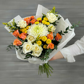 Букет из роз, солидаго и хризантем