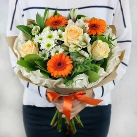 Букет из гербер, роз и альстромерии в крафте