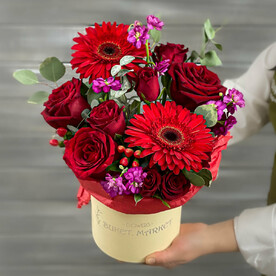 Композиция из роз, маттиолы и гербер в шляпной коробке