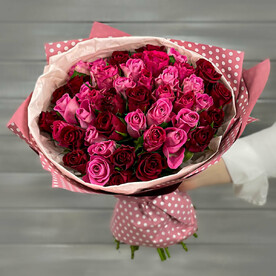 Букет из красных и розовых роз Кения 40 см