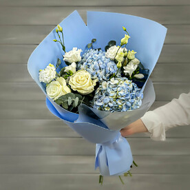 Букет из роз, эустом и гортензий