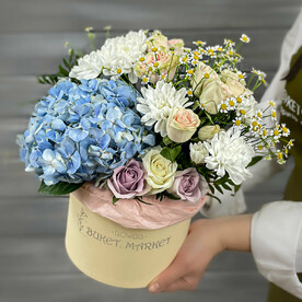 Гортензия, хризантемы и розы в шляпной коробке