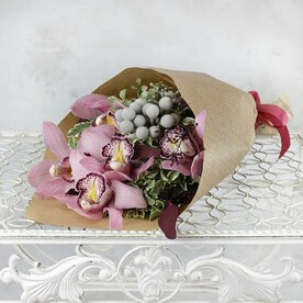 Букет из орхидеи, листьев питтоспорума и брунии