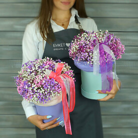 Разноцветная гипсофила в шляпной коробке