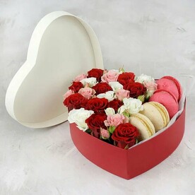 Розы в сердце с макарунами