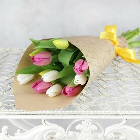 Букет из 11 разноцветных тюльпанов в крафте