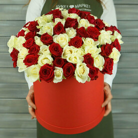 Букет из 101 красной и белой розы в шляпной коробке