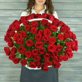 Букет из 101 красной розы в плетеной корзине, Россия