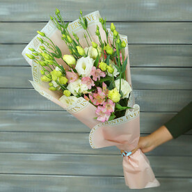 Букет из лизиантусов и альстромерий