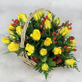 Композиция из 25 желтых роз и гиперикума в корзине