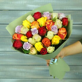 Букет из 31 разноцветных роз Кения 40 см