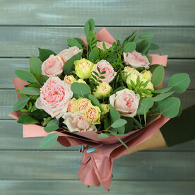 Нежный букет из роз с листьями фисташки и эвкалипта
