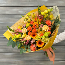 Букет из гербер, роз и лизиантусов