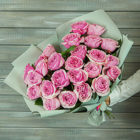 Букет из 25 ярко-розовых пионовидных роз