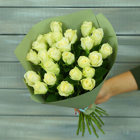 25 белых роз в упаковке Кения 40 см