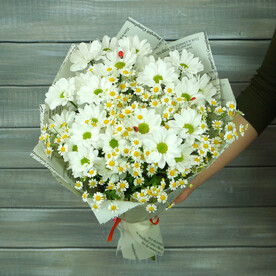 Букет из ромашек и хризантем