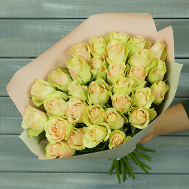 31 зелено-розовая роза в упаковке Кения 40 см