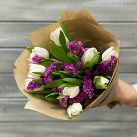 БУКЕТ ИЗ ТЮЛЬПАНОВ И СТАТИЦЫ