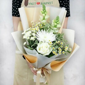 Букет из хризантем, ромашек и розы