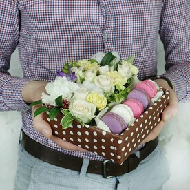 Коробка с макарунами. Розы, гвоздики и хлопок