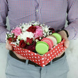 Коробка с макарунами. Розы, гвоздика и хризантема