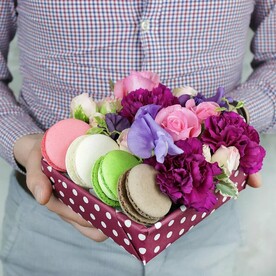 Коробка с макарунами. Розы, латирус и гвоздика