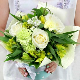 Композиция из роз, альстромерий и маттиолы в шляпной коробке