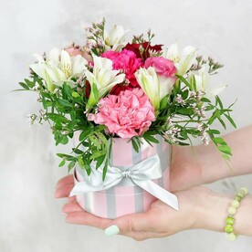 Композиция из роз, альстромерий и гвоздик в шляпной коробке