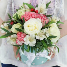 Композиция из роз, гвоздик и гиперикума в шляпной коробке