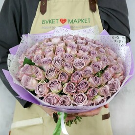 Букет из 75 сиреневых роз в упаковке Кения 40 см