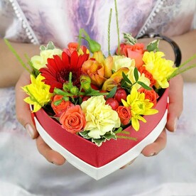 Композиция из хризантемы фрезии и роз в сердце