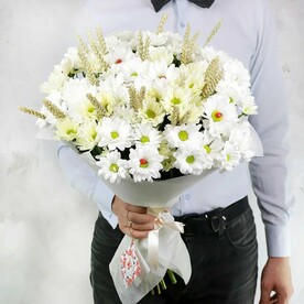 Букет из 15 хризантем с божьими коровками и пшеницей